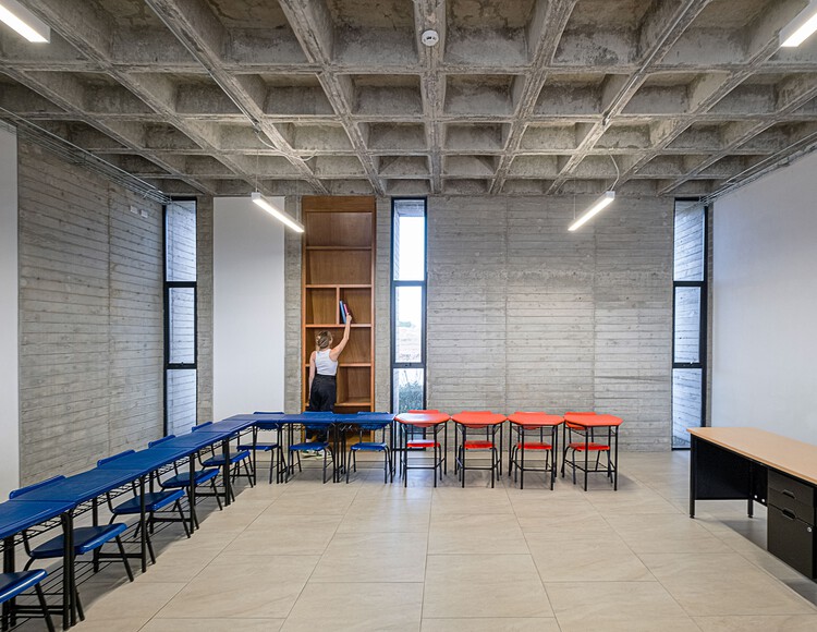 Начальная школа CIMA / Punto Arquitectos — Фотография интерьера, столовая, стол, стул