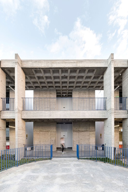 Начальная школа CIMA / Punto Arquitectos - Экстерьерная фотография, фасад