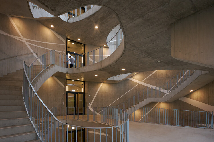 Главный кампус SIP / Herzog & de Meuron — фотография интерьера, лестницы, перила