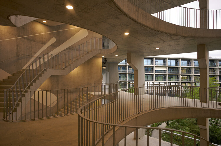 Главный кампус SIP / Herzog & de Meuron — фотография интерьера, перила, балка