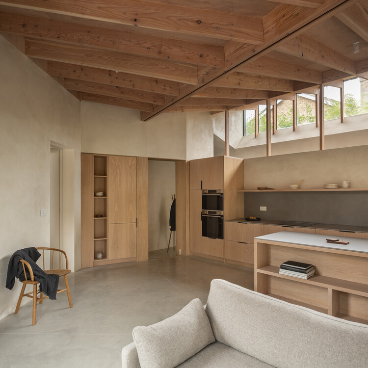 Дом бабочек / Oliver Leech Architects — фотография интерьера, диван, стул, балка, окна