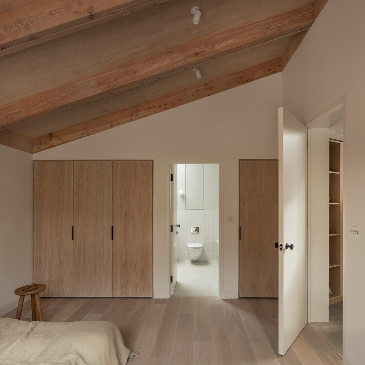 Дом бабочек / Oliver Leech Architects - Фотография интерьера, спальня, дверь, кровать, балка