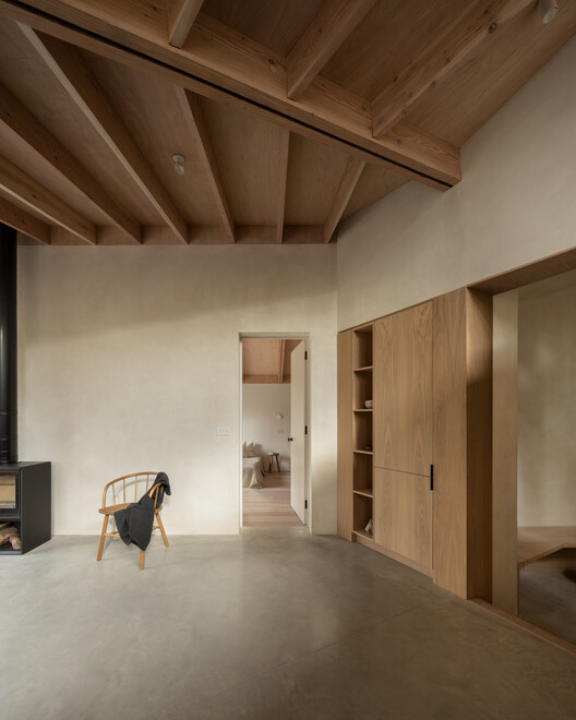 Дом бабочек / Oliver Leech Architects — фотография интерьера, стул, балка