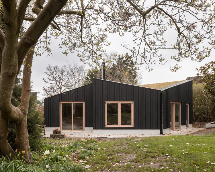 Дом бабочек / Oliver Leech Architects — фотография экстерьера, дверь, окна, лес