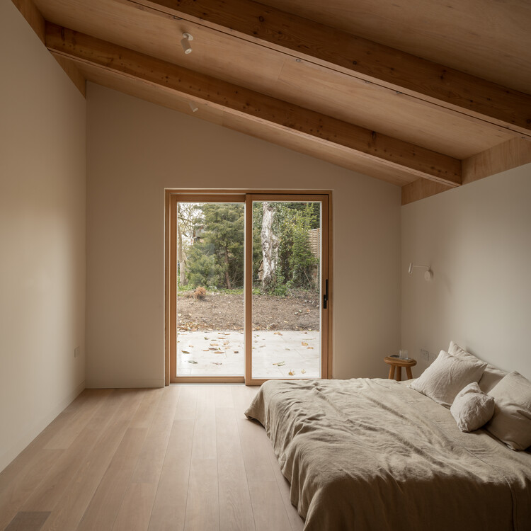 Дом бабочек / Oliver Leech Architects - Фотография интерьера, спальня, окна, кровать, балка