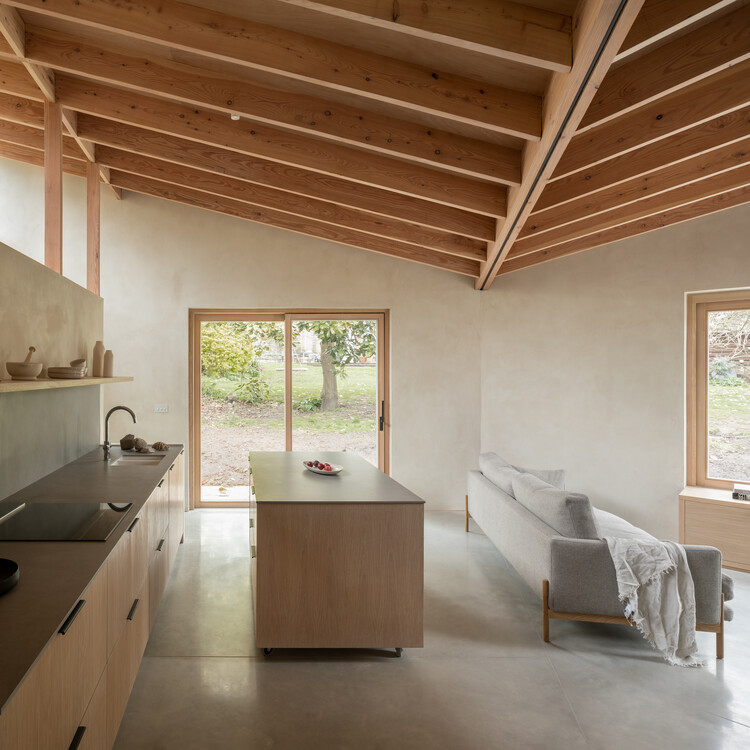 Дом бабочек / Oliver Leech Architects — фотография интерьера, кухня, раковина, окна, столешница, балка