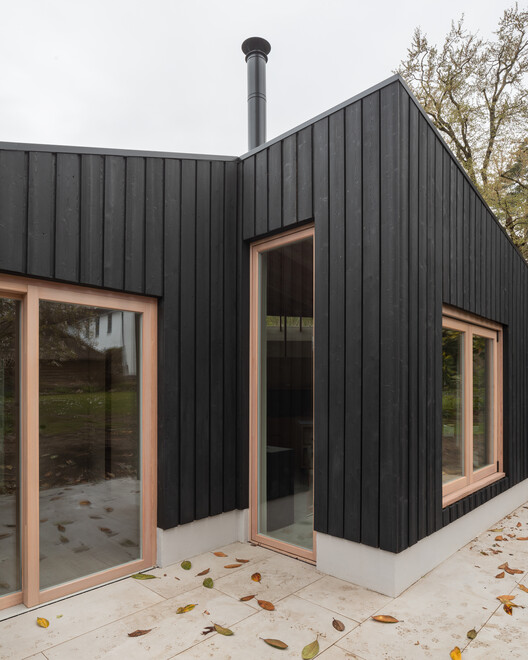 Дом бабочек / Oliver Leech Architects — фотография экстерьера, окна, фасад