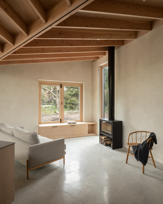 Дом бабочек / Oliver Leech Architects — фотография интерьера, гостиная, балка, окна