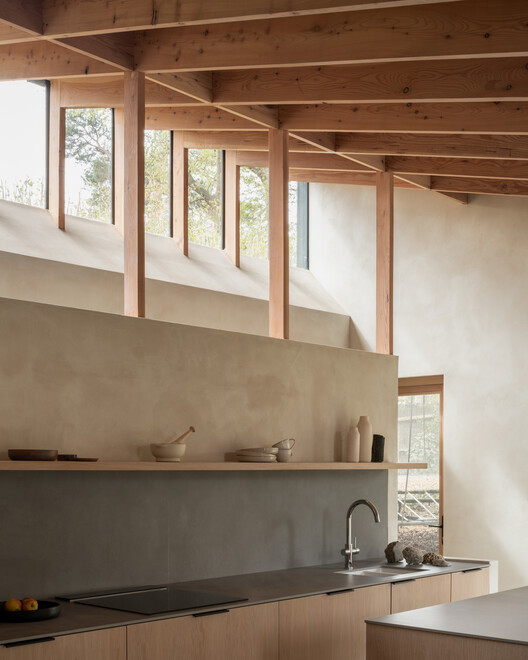 Дом бабочек / Oliver Leech Architects — фотография интерьера, кухня, раковина, столешница, окна, балка