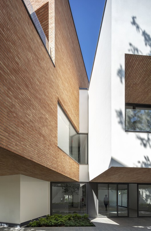Katouzian House / NOIR Studio - Фотография интерьера, окна, кирпич, фасад
