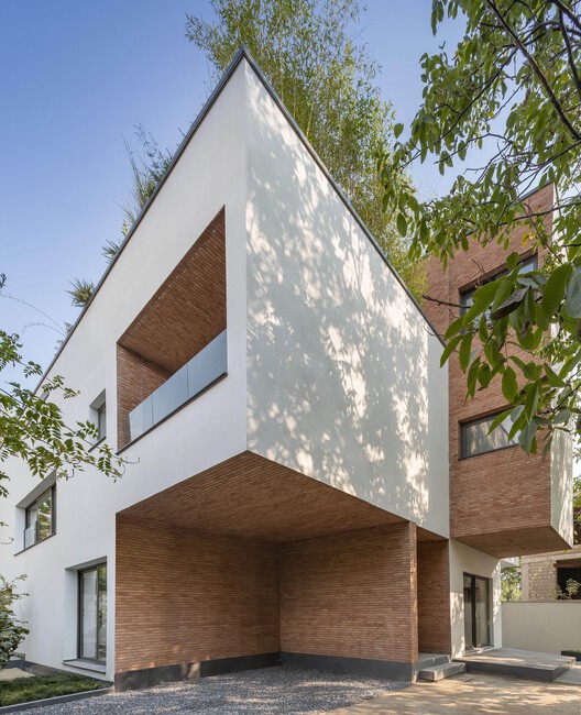 Katouzian House / NOIR Studio - Фотография Экстерьера, Кирпич, Фасад, Окна