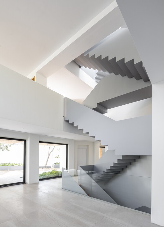 Katouzian House / NOIR Studio - Фотография интерьера, лестница, окна