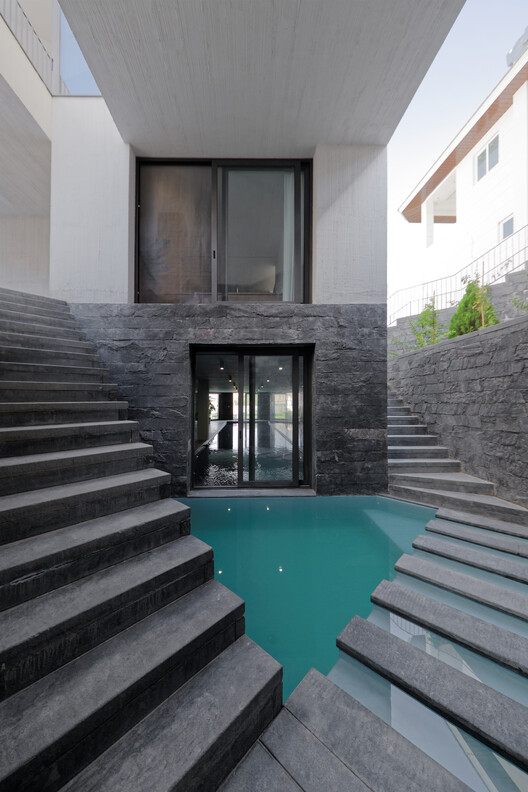 Человек и Дом / ZAV Architects - Фотография интерьера, лестница, окна, фасад, перила