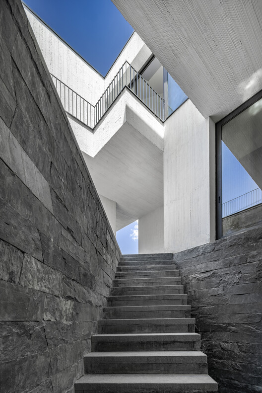 Мужчина и Дом / ZAV Architects - Фотография интерьера, лестницы, перила