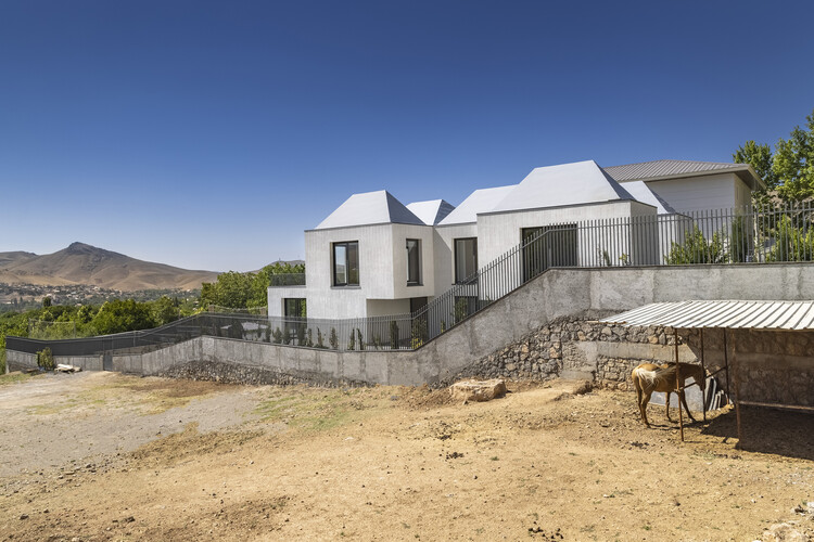 Мужчина и дом / ZAV Architects - Фотография экстерьера, окна