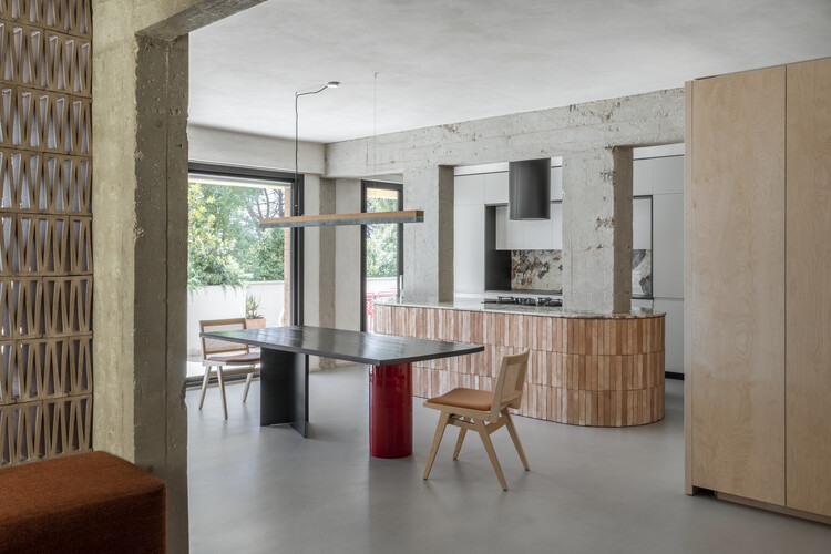 Rude House / STUDIOTAMAT - Фотография интерьера, кухня, стол, окна, стул, столешница, балка