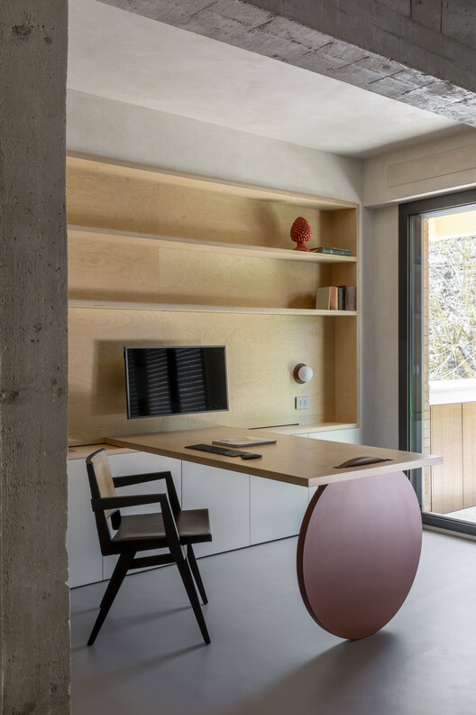 Rude House / STUDIOTAMAT - Фотография интерьера, Стол, Стул, Кухня, Столешница, Окна, Балка