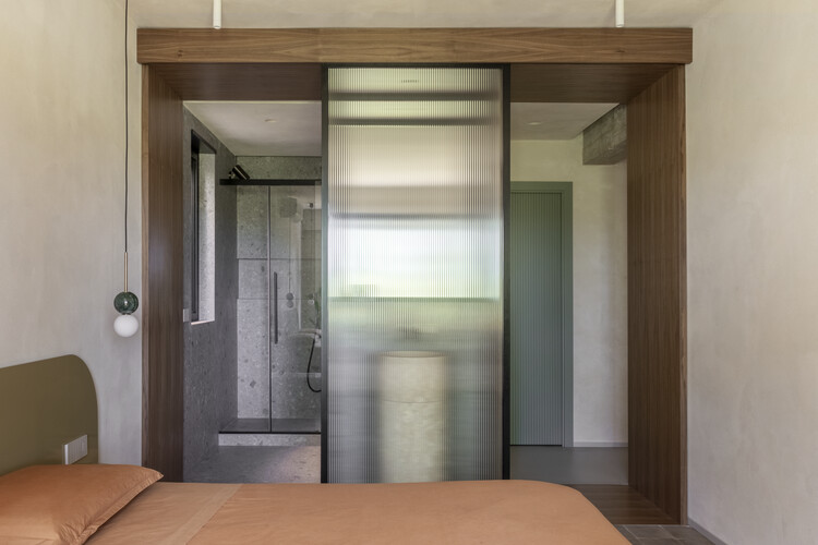 Rude House / STUDIOTAMAT - Фотография интерьера, окна, дверь, кровать, спальня