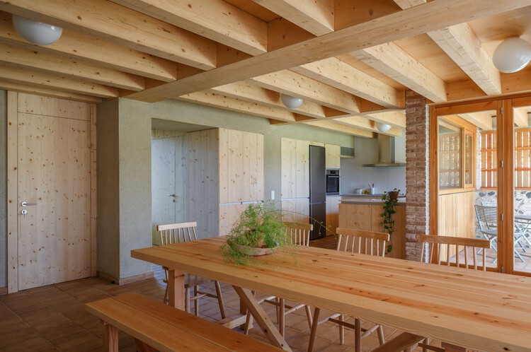 Perer Cabin / Arnau Vergés Tejero - Фотография интерьера, Столовая, Стол, Балка, Окна