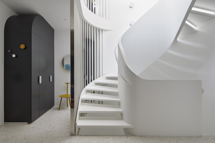 Серебряная подкладка дома / Mork-Ulnes Architects - Фотография интерьера, лестницы, перила