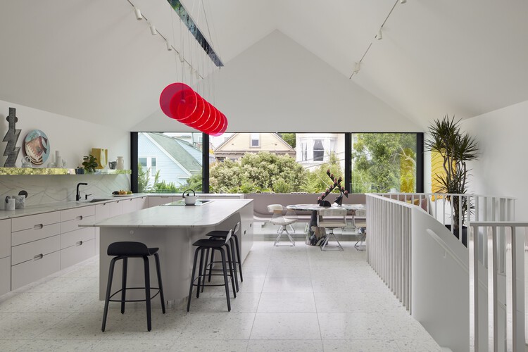 Серебряная подкладка дома / Mork-Ulnes Architects - Фотография интерьера, стол, стул, столешница, окна, кухня
