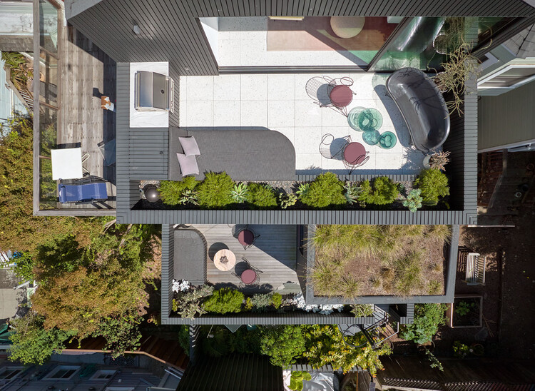 Серебряная подкладка дома / Mork-Ulnes Architects - Экстерьерная фотография, окна, фасад, сад