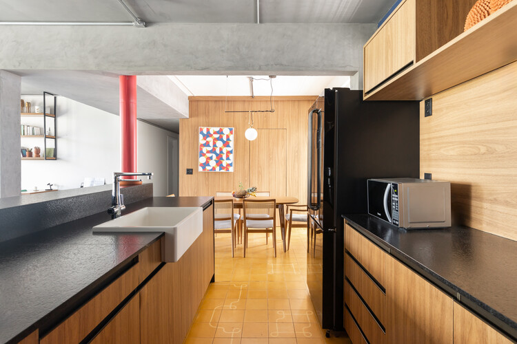 Апартаменты Casa Brasileira / Umdiedro arquitetura - Фотография интерьера, кухня, столешница, раковина, окна