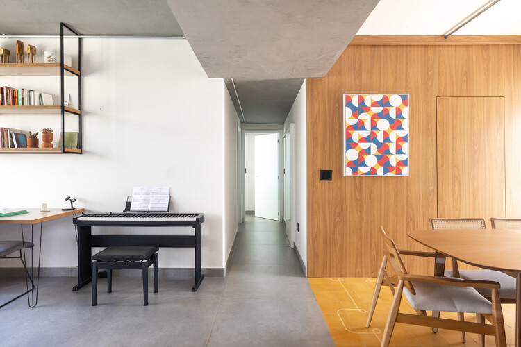 Квартира Casa Brasileira / Umdiedro arquitetura - Фотография интерьера, стол, стеллажи