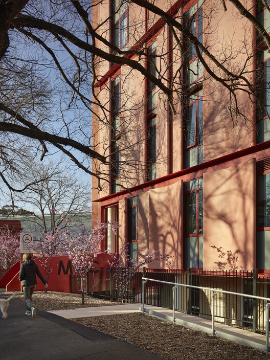 Колледж Маунт-Александер / Kosloff Architecture — фотография экстерьера, окна, кирпич, фасад
