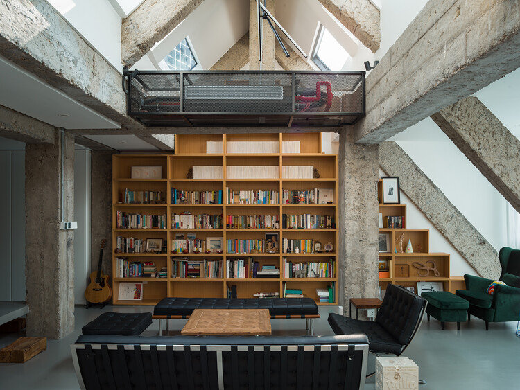 Liang House / Ателье ArchFAN - Фотография интерьера, Стеллажи, Окна, Балка