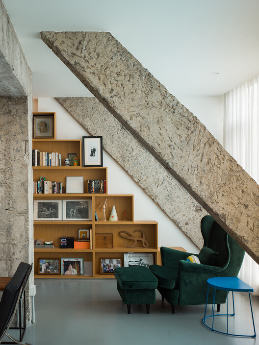 Liang House / Ателье ArchFAN - Фотография интерьера, стеллажи, балки