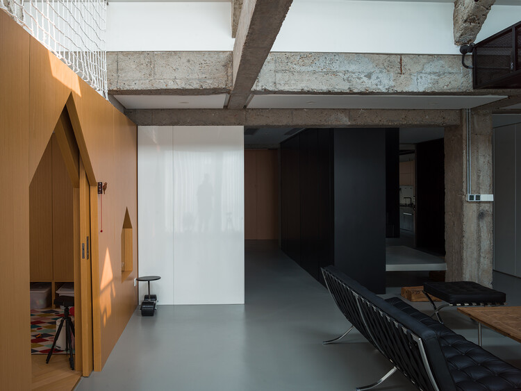 Liang House / Ателье ArchFAN - Фотография интерьера, балка, окна