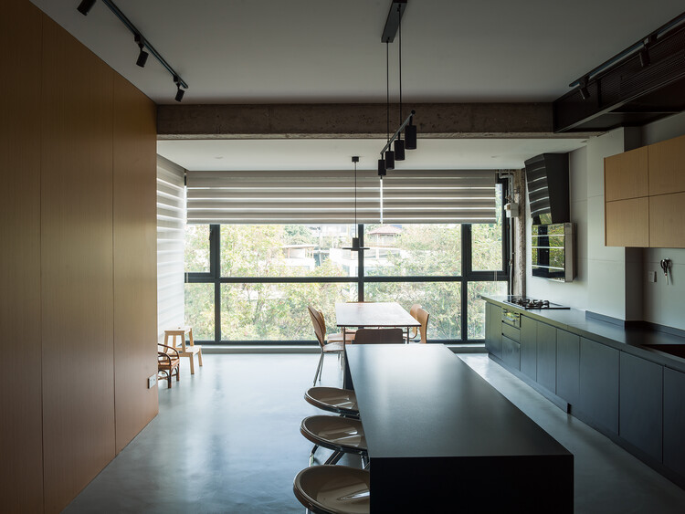 Liang House / Ателье ArchFAN - Фотография интерьера, Кухня, Стол, Столешница, Мойка, Окна, Балка
