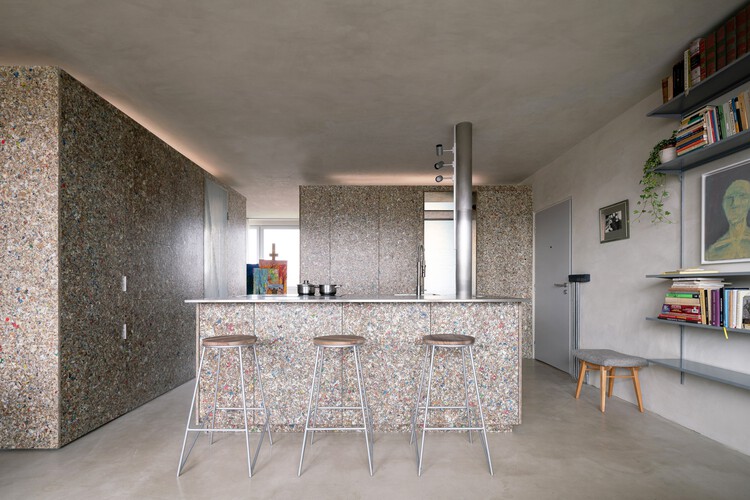 Ремонт квартиры Rumburská Packwall / Papundekl Architects - Фотография интерьера, кухня, стол, столешница, стеллажи, стул