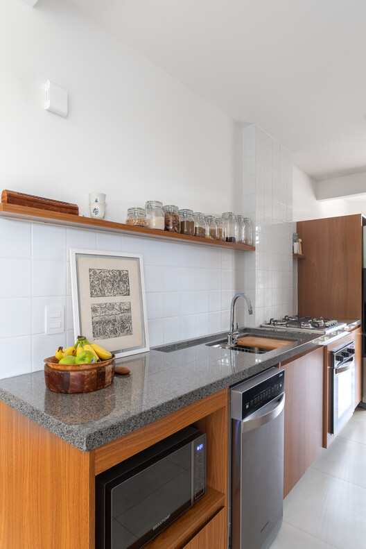 Квартира Mangueira / Coarquitetos - Фотография интерьера, кухня, столешница