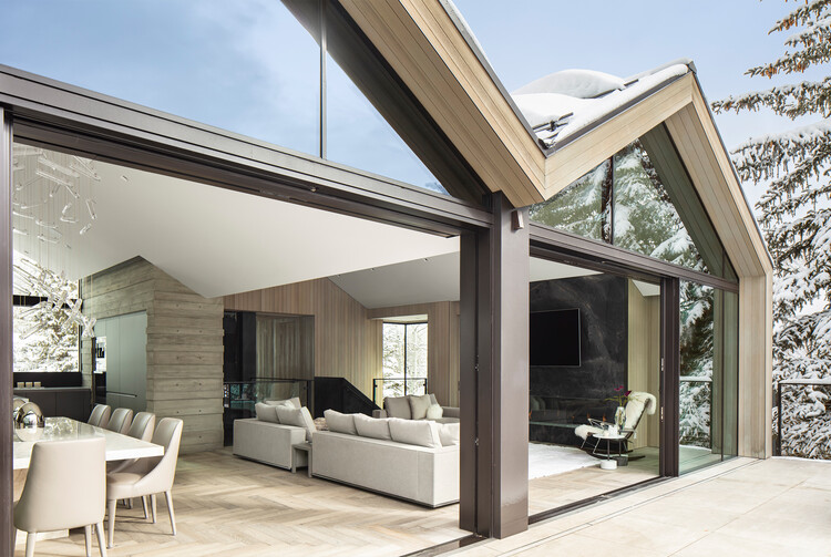 Aspen Residence / KAA Design Group - Фотография интерьера, гостиная, диван, окна, стол, стул, балка, патио
