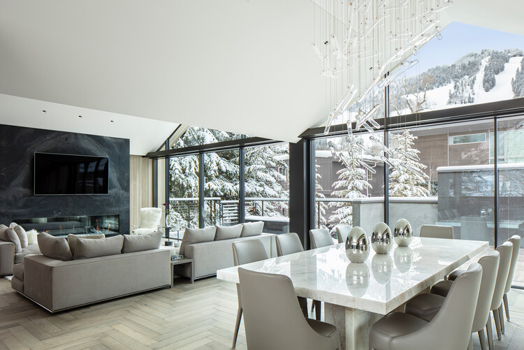 Aspen Residence / KAA Design Group - Фотография интерьера, гостиная, стол, диван, стул