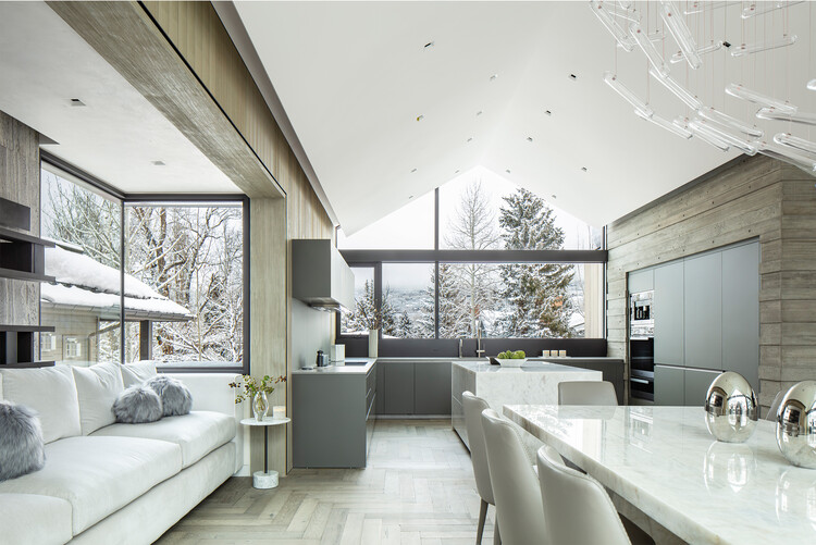 Aspen Residence / KAA Design Group - Фотография интерьера, гостиная, диван, стол, освещение, раковина