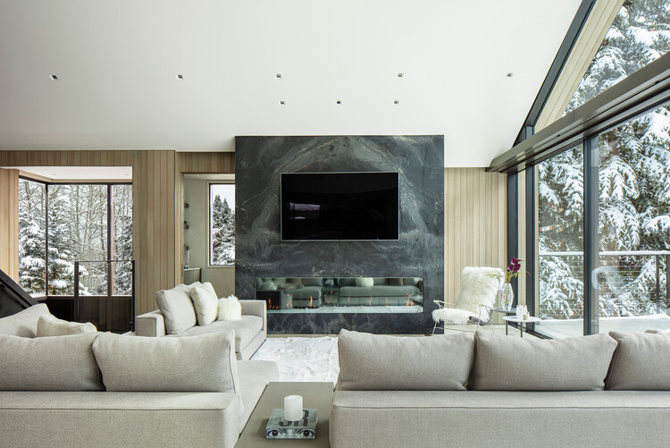 Aspen Residence / KAA Design Group - Фотография интерьера, гостиная, диван, окна
