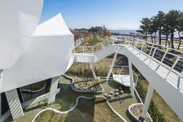 Парусный дом / IROJE KHM Architects – Фотография экстерьера