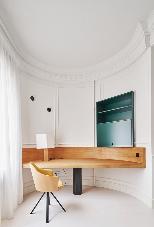 Ремонт Cuarto Bocel / Estudio Gonzalo del Val + Toni Gelabert Arquitectes - Фотография интерьера, стол