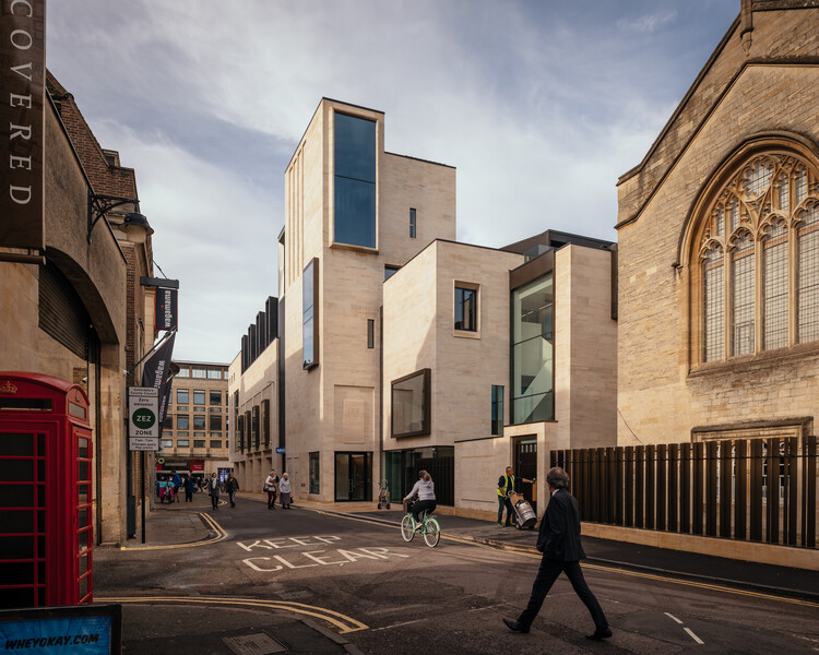 Здание Cheng Yu Tung / MICA Architects — фотография экстерьера, окон, фасада