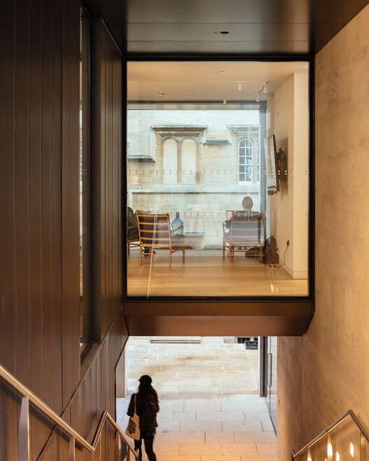 Здание Cheng Yu Tung / MICA Architects — Фотография интерьера, дерево, окна, стул