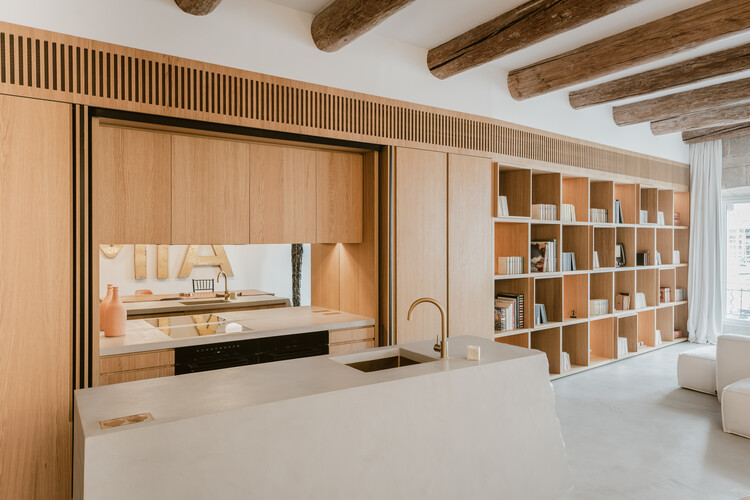 Квартира S / Enzo Rosada Archite - Фотография интерьера, Раковина, Стеллаж, Столешница, Балка