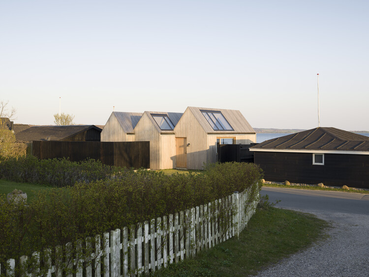 Strandvejen 35 Летний Дом / Jesper Kusk Arkitekter - Фотография Экстерьера, Забор, Окна