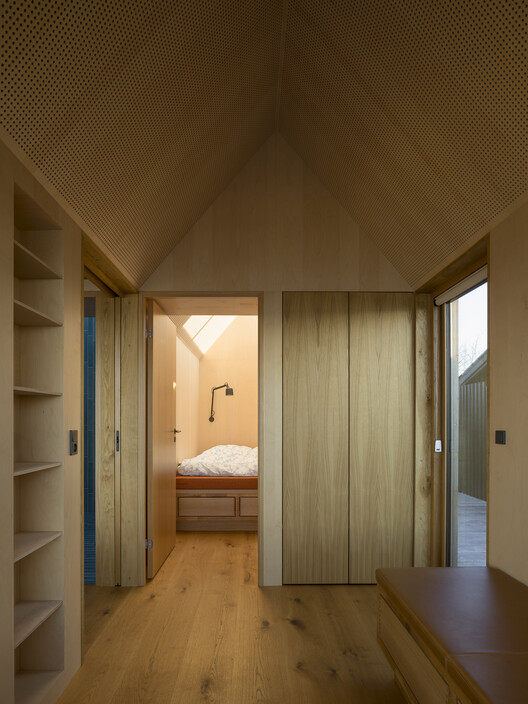 Strandvejen 35 Summer House / Jesper Kusk Arkitekter - Фотография интерьера, спальня, кровать, окна