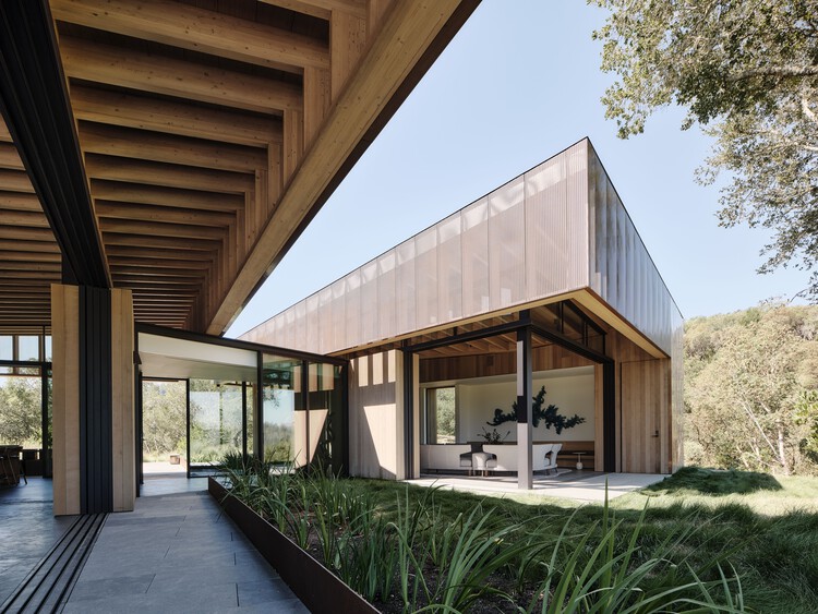 Madrone Ridge / Field Architecture - Экстерьерная фотография, окна, фасад, балка