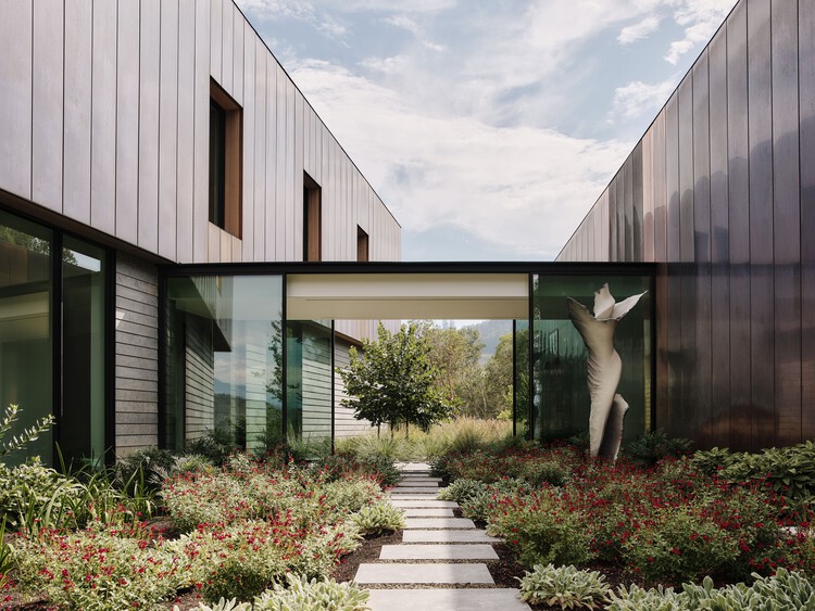 Madrone Ridge / Field Architecture - Экстерьерная фотография, окна, фасад, сад