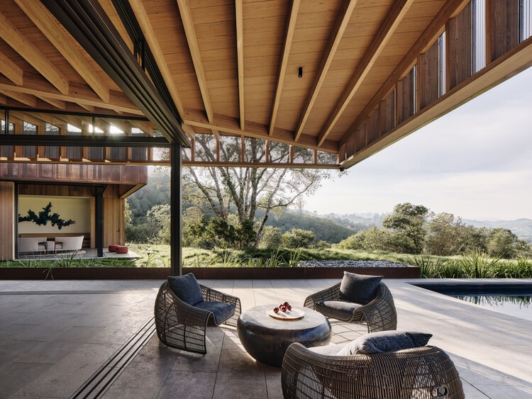 Madrone Ridge / Field Architecture — Фотография интерьера, Гостиная, Дерево, Балка, Терраса