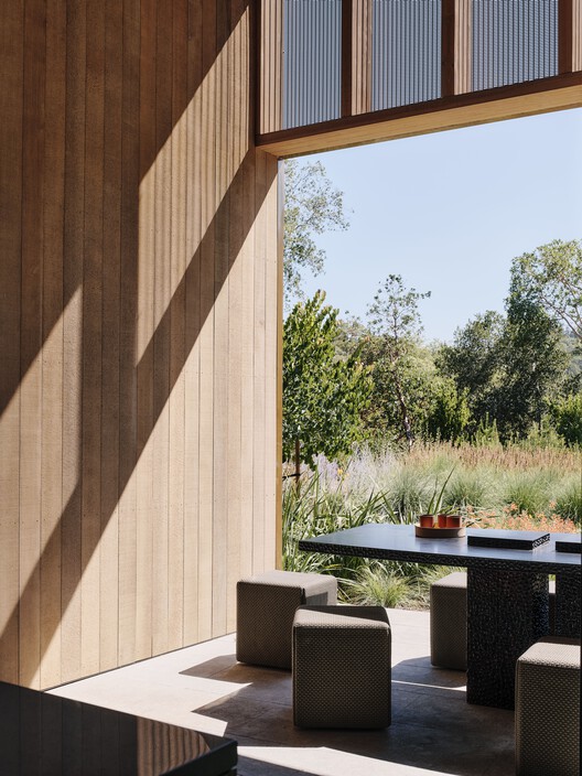Madrone Ridge / Field Architecture - Фотография интерьера, стол, фасад, окна